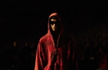 周杰伦现身巴黎看秀 Balenciaga的"末日时装"很酷、很费鞋！