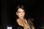Dua Lipa T-BACK 外露大秀曲线，网友惊呼「胜过 Nicki Minaj 和 Cardi B」！